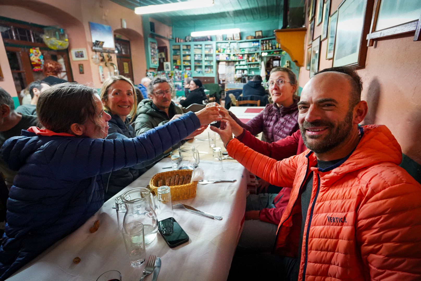 Toast apres la journee, tzoumerka — vallée de matsouki, lors d’une itinérance à ski en Grèce.